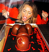  Miley Cyrus Penis Cake Parties for Liam&rsquo;s Birthday.   AS MINA PIRA COM