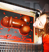  Miley Cyrus Penis Cake Parties for Liam&rsquo;s Birthday.   AS MINA PIRA COM