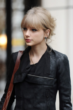 d-igitalnatives:  Taylor Swift fashion&amp;follows back 