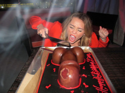 galaxy-dr3ams:  Liam’s birthday cake, naughty miley!:L