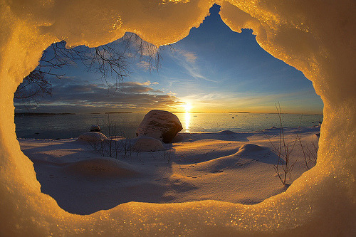 Wintry Morning (shot from inside a cave) | Uutela, Helsinki, Finland© PeteHuu