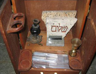 hellyeacreepyshit:The Dybbuk Box (or Dibbuk Box) is the commonly used name of a wine cabinet which i