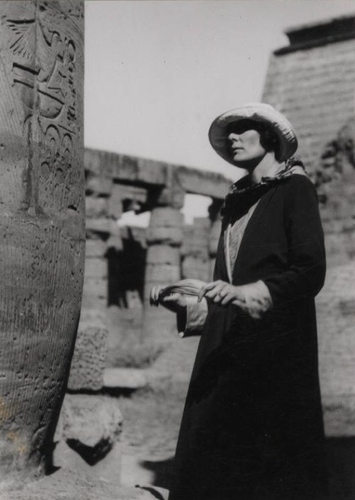 deviatesinc:H.D. in Egypt, 1923