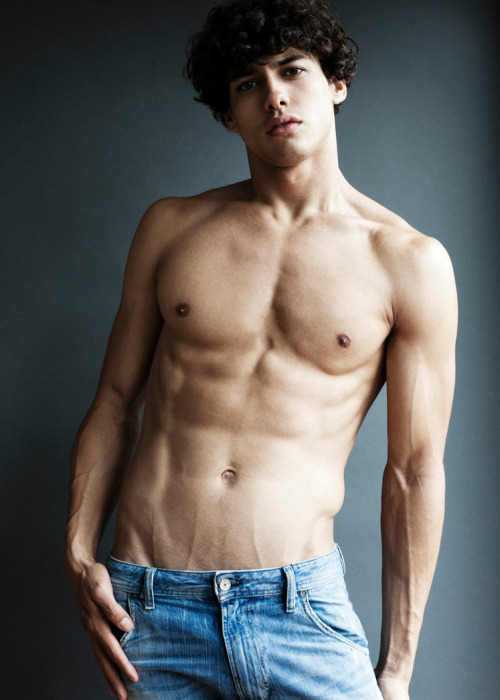 yellowasian:  Rodrigo Braga | Greg Vaughan [via] 