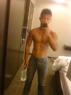 philcam60:  ex-sgdude:  Note the giant bottle of water.  Awesome abs! 