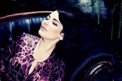 la-fille-lesbienne:  Nigella Lawson get in my beddddddd. 