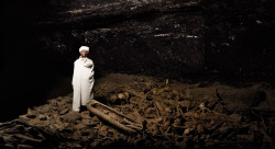 Keas Hable Mariyam El monje de la iglesia cueva, posa sobre un estimado de 5.740 restos de los cadáveres de peregrinos. &ldquo;La mayoría de ellos vinieron de Jerusalén y ahora se quedan aquí para descansar.&rdquo; The monk of the cavern church, poses