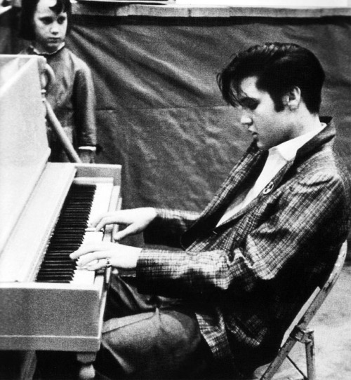 theniftyfifties:Elvis at the piano.