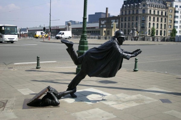 People Walk Front Sculptures Chat Public Park Brussels Belgium March –  Stock Editorial Photo © Ale_Mi #646000886