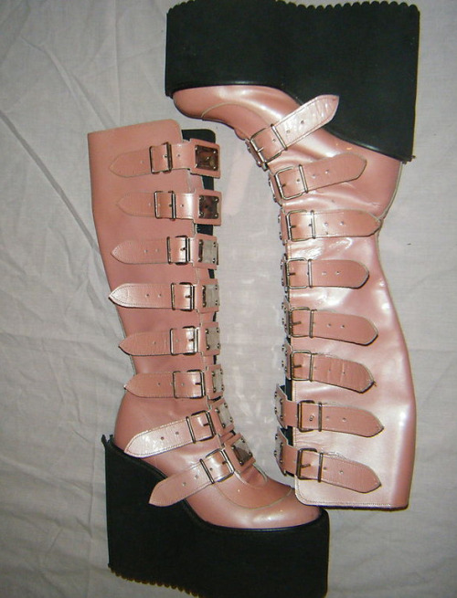 babypeachy:  SO BEAUTIFUL *_*Shame it’s bidding and I don’t get paid until next week :’C   ommmmfg. want.want.want.