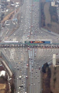 toocooltobehipster:  thedailywhat:  Optical Illusion of the Day: An aerial photo of an expanding-contracting toll road creates a real-life-Inception-esque illusion.  that’s hot. 