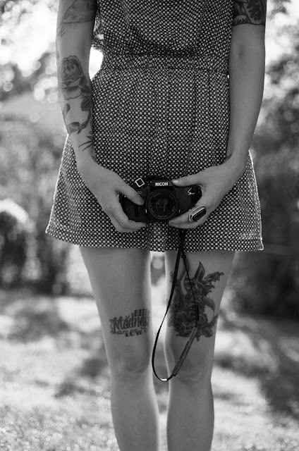 sorrisos corroem como mil fatos.