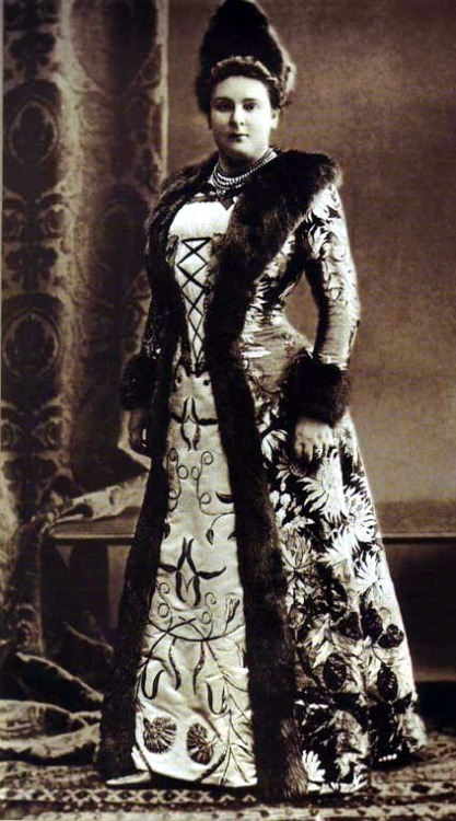 oldrags:Costumes worn to the Romanov Anniversary Ball in 1903.  The theme of the lavish masked ball 