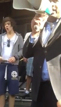 welcometothestylinsons:  probablydeluded:  but like what even is harry doing that