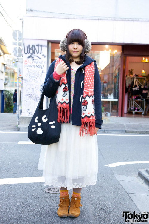 Tohoshinki fan w/ mushroom scarf Ne-Net purse in Harajuku.
