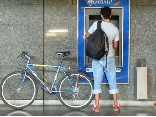 siguiendoruedas: Sacando plata en bici. La bicicleta es super útil para realizar estas tareas en las