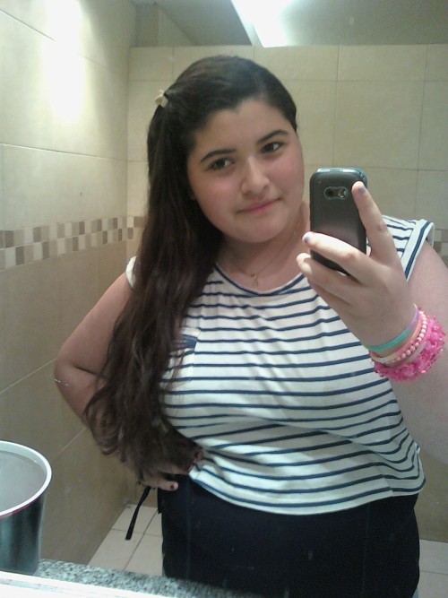 lattinswagger:  foreverjonatika-directioner:  Esta soy yo! y no me importa lo que me digan ;). Estoy MUY orgullosa de ser Latina, OH YEAH! :).  Dame hijos ;) Eres hermosa *-* suena lesbico pero me vale pico eres hermosa *-*  Cada uno tenemos que estar
