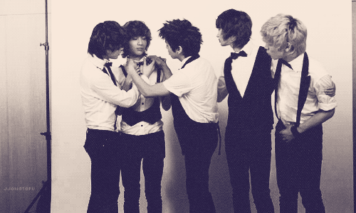 shineeworldisalwaysshining:  the-jayster:  Fixing Minnie’s bow tie ~~  Taemin: