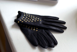 cl-a-s-s-y:  black leather gloves with golden