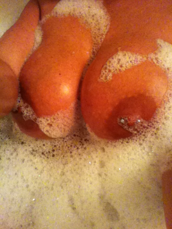 hotwifekristine:  Well after a great weekend I end up sick. My throat is killing me. But works calls. I will be on cam after I am done soaking in my bubble bath. Cum by and lets get naughty. Profiles.myfreecams.com/Hotwifekrissy