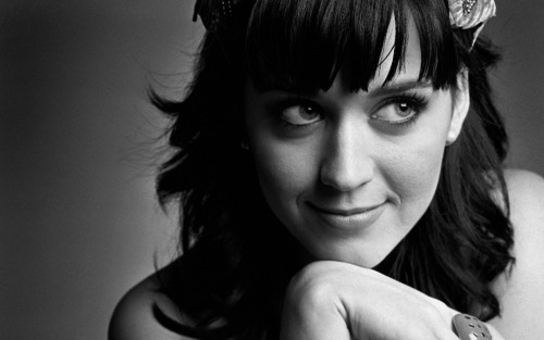  As vezes eu sinto falta, então coloco aquelas musicas pra tocar. Katy Perry 