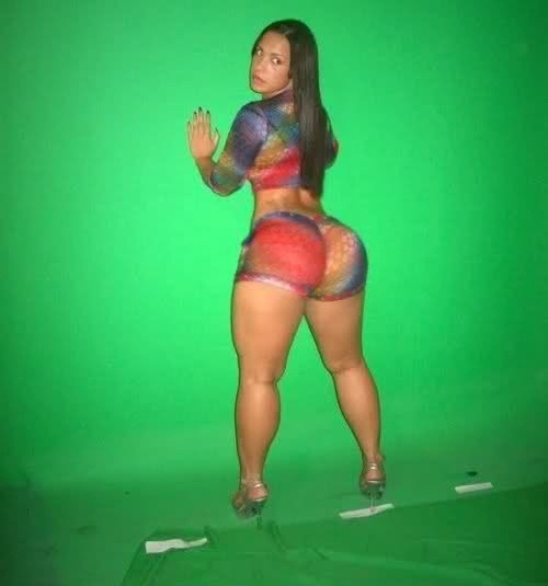 nastythingss:  paint booty  Look back at it!