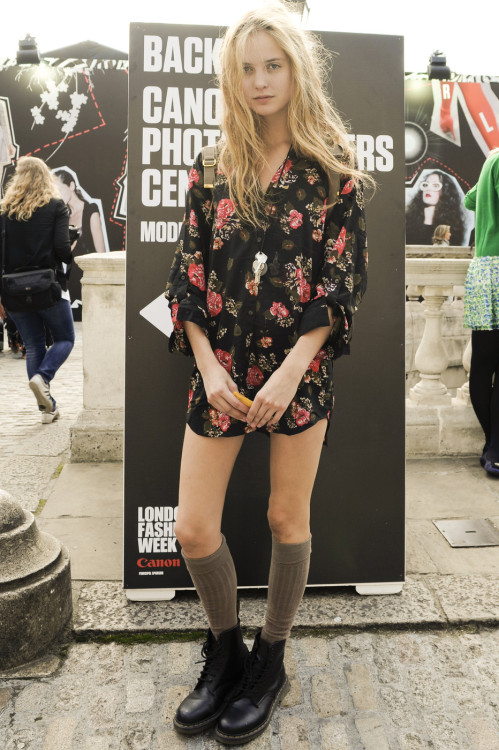 m-o-o-n-s-t-r-u-c-k:  i want her legggggssss 