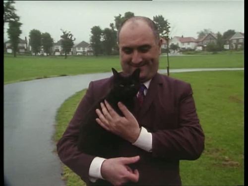 slow-dazzle:here’s Alexei Sayle and a cat.