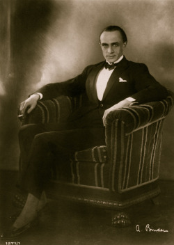 atrandomlatenight:  Conrad Veidt, from a Ross card.   Gdyby ktoś mnie pytał. To dzisiejsza moda męska. Chuja warta jest.