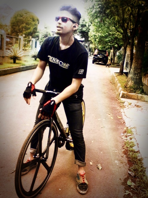 dyptatrygetagroove: @caturapasha #fixedgear #BogorFixedFaction