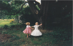 tiensfrightful: wethinkwedream:  when Bryn and I were itty bitties   SO PRESH 