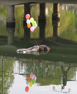  theoverworld:  Terrifying Sculptures by Mark Jenkins Imagine walking around the corner and seeing one of these. American artist Mark Jenkins is fond of installing sculptures in public that hurtle you screaming into the uncanny valley.   