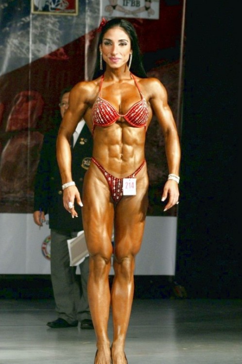 icecold-40:  musculosfemininos:  Aline Oliveira A carioca Aline Oliveira é atleta bodyfitness filiada a IFBB. Como sempre esteve envolvida com fisiculturismo, se sentiu incentivada a competir devido a sua ótima forma física, onde em sua estréia, teve