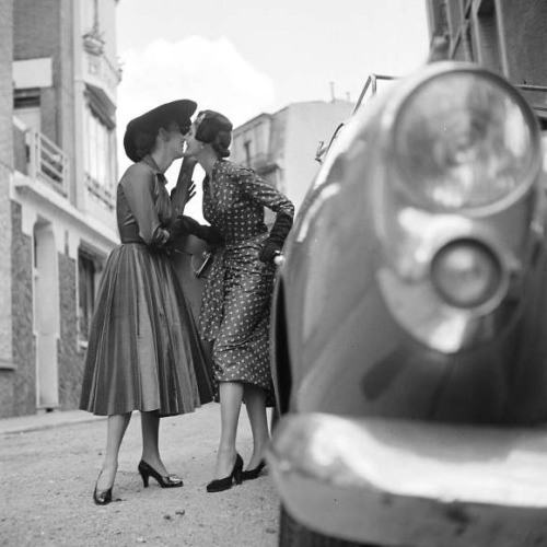 theniftyfifties:  Paris fashions photographed by Gordon Parks, 1951.