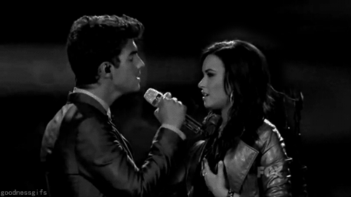 demibr-noticias:  “Sabe quando eu descobri que amava o joe? Quando estava perto dele, sempre sorria, meu coração batia rápido demais que me deixava sem ar, as musicas que cantávamos juntos, parecia feito para nos dois. Ai quando descobri que