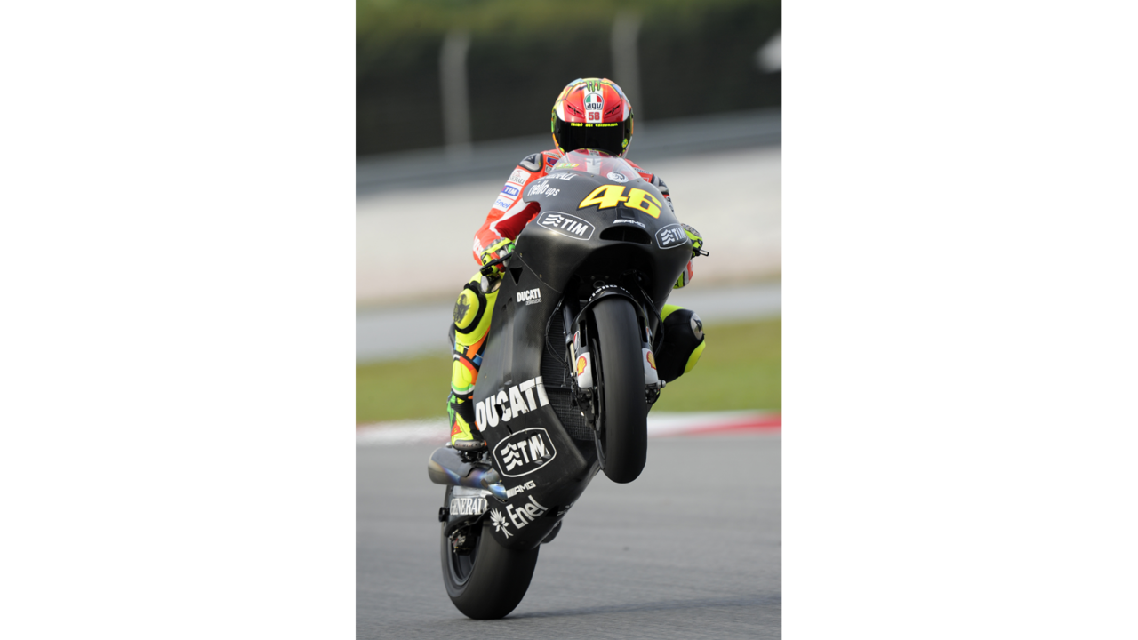 Rossi wheelies, Sepang.