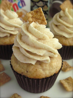 bakeddd:  cinnamon toast crunch cupcakes click here for recipe 