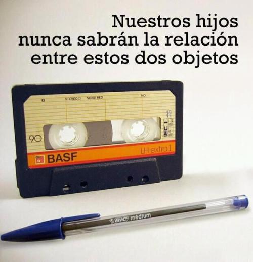 everythingcomesafteryourdreams:   AAAAAAAAAAH A UN RECUERDO QUE YO HACIA ESO :’) ni los nenes de ahora   Mis hijos no tendrán infanciaD;  No sabran ni que es el primer objeto 