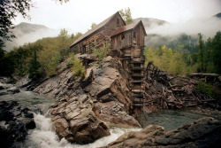 john-paul-jonesing-for-liberty:  mysticplaces:  The Crystal Mill, Aspen, Colorado | 1977 photos taken by the late Nick DeWolf  I love old abandoned towns here in Colorado. 