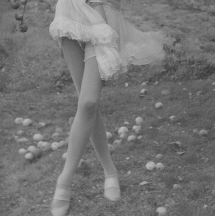 dontbelievehersmile:  black and white blog :) 