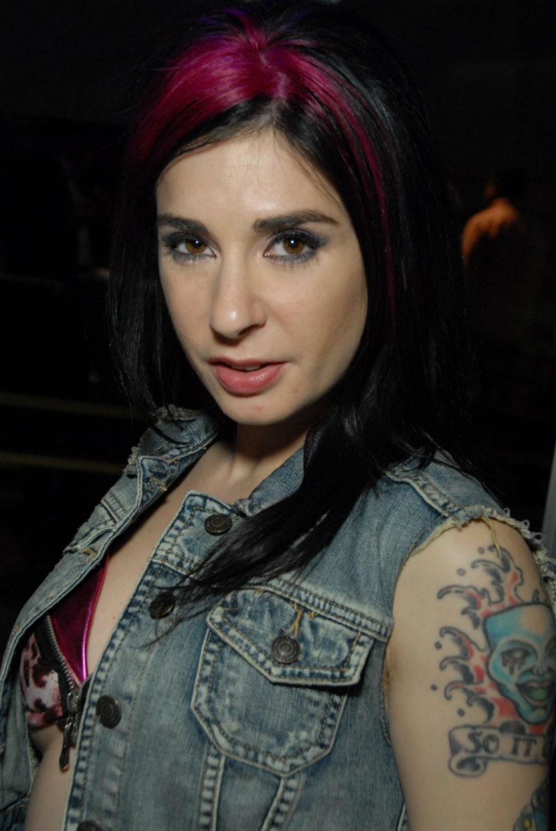 joannaangel:  Joanna at the AVN/AEE 2012 Expo, plenty more pictures here…, (pictures