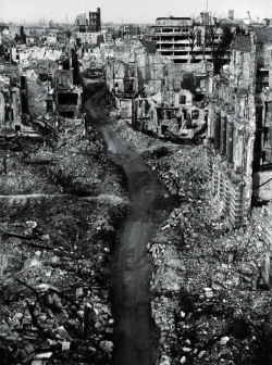 Glockengasse, Cologne photo by Hermann Claasen, 1946