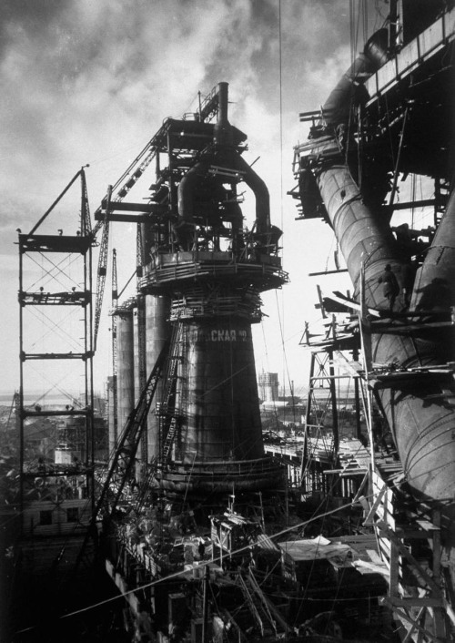 Blast Furnace, Magnitogorsk Metallurgical Industrial Complex, USSR photo by Margaret Bourke-White, 1931 | #2  #3