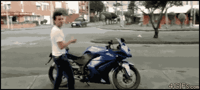 Olha o cara com a moto e... OMG!!!!!!!!!