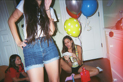 meninacalada:  As lembranças a gente guarda, os sorrisos o vento leva e a tristeza a gente supera.  
