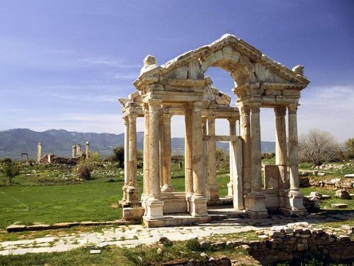 eastiseverywhere:From National Geographic:Aphrodisias Martin GrayWhen archaeologist Kenan Erim first