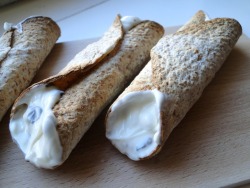 fitnesstreats:  High protein version of Italian cannoli20 gr of protein per cannoloThe detailed recipe is on my wordpress-blog: www.fitnesstreats.com/2012/02/protein-cannoli 