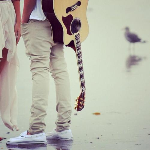 thatmelodythatmakesyousmile:  leftthesmalltownneverlookback:  Si ven cuidadosamente pueden ver a Kevin en el fondo.  haha se van al chori! ndanvfdklvf 