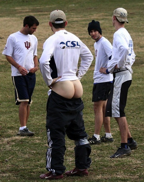 damrod:“All right,  guys……get those shorts down……let’s see those booties….”