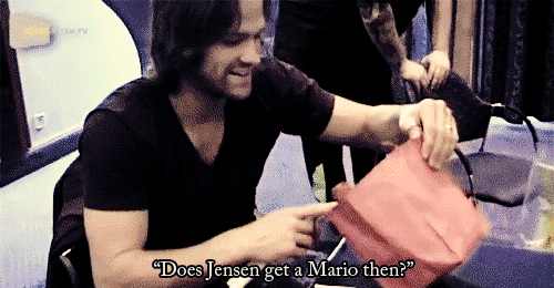  Asylum Europe 2 - Jared gets a bag of gifts from fans Jared: Does Jensen get a
